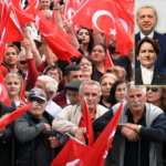 Comment le langage des meetings électoraux rétrécit-il l'espace politique? Une étude sur le discours polarisant des dirigeants