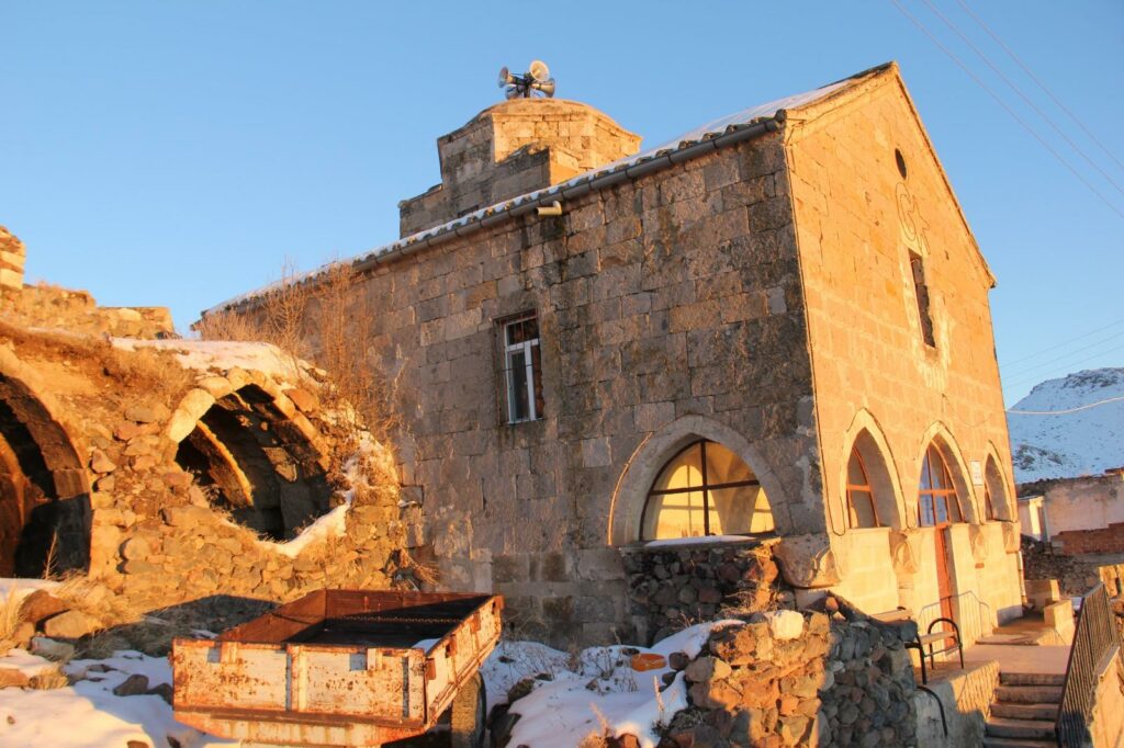 Vue de l’église grecque orthodoxe convertie en mosquée d’Akyamaç, G. Karaman Uray
