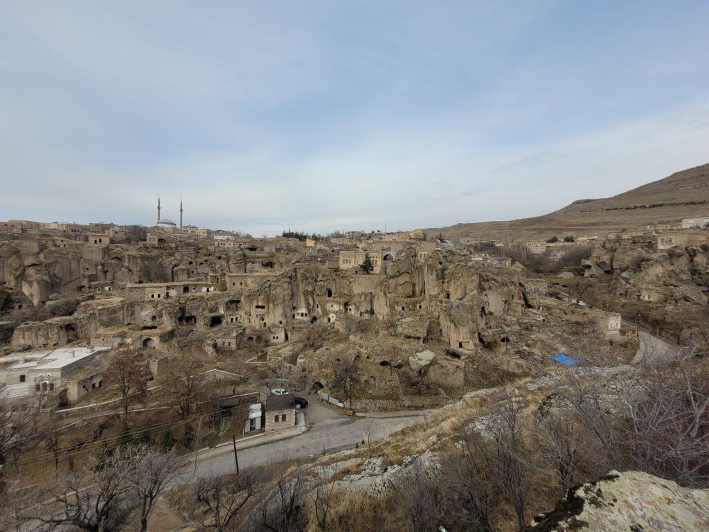 Vue de la vallée divisant en deux le village de Güzelyurt, A. Lamesa